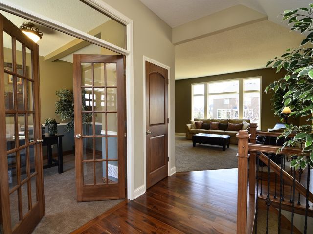 MLS17565 64th foyer