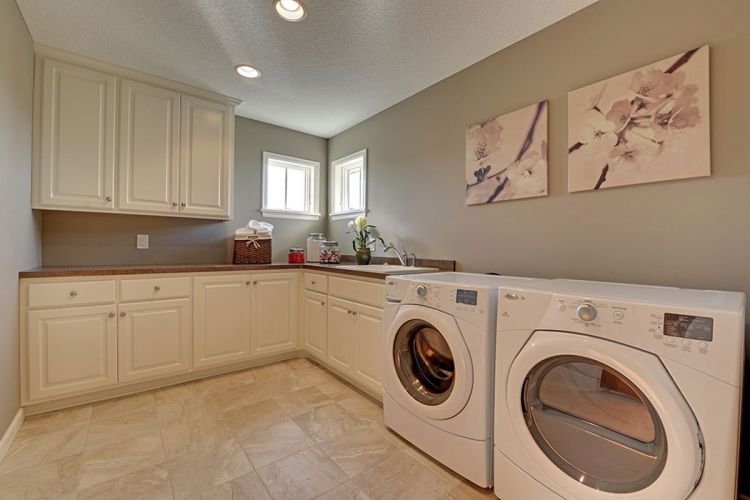 Creek Hill Whistling Pines 17364 62nd Avenue Laundry